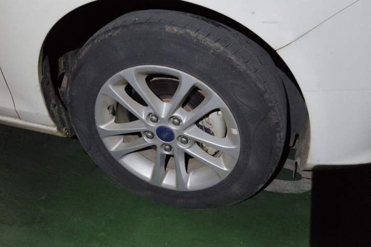 Used Ford Escort 2019 Revised 1.5L Automatic ZhiXiang Version (Tire Pressure Monitoring) China VI Standard Right Front Wheel Hub