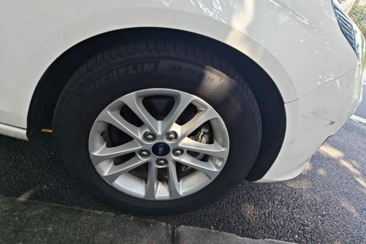Used Ford Escort 2019 Revised 1.5L Automatic ZhiXiang Version (Tire Pressure Monitoring) China VI Standard Right Front Wheel Hub
