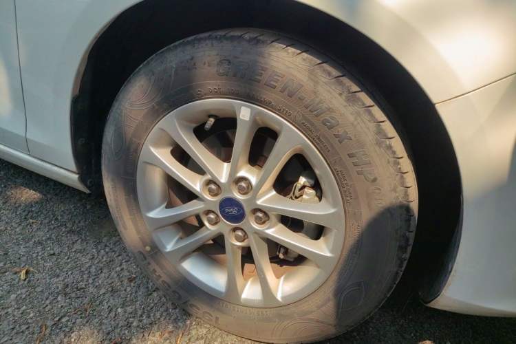 Used Ford Escort 2019 Revised Version 1.5L Manual "Quality Enjoyment" Trim (Tire Pressure Monitoring) China VI Standard Right Front Wheel Hub