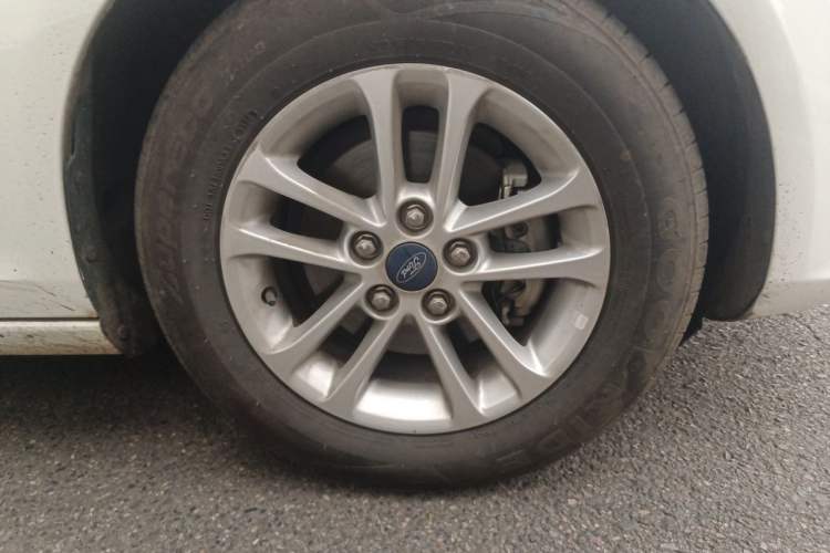 Used Ford Escort 2019 Revised 1.5L Automatic ZhiXiang Version (Tire Pressure Monitoring) China VI Standard Right Front Wheel Hub