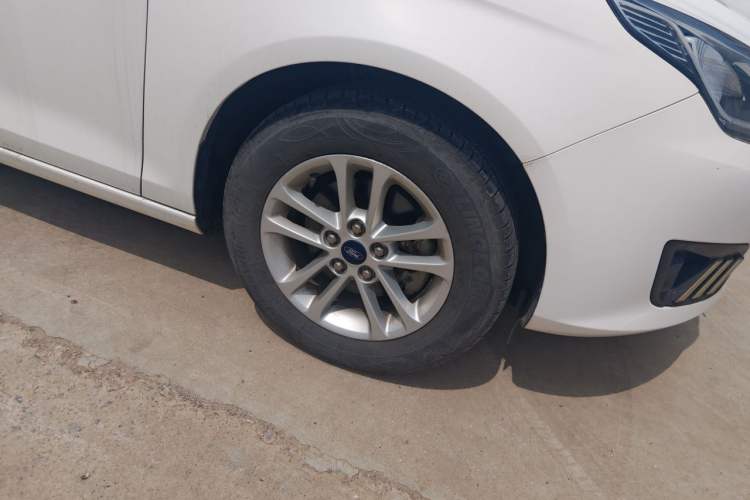 Used Ford Escort 2019 Revised 1.5L Automatic ZhiXiang Version (Tire Pressure Monitoring) China VI Standard Right Front Wheel Hub