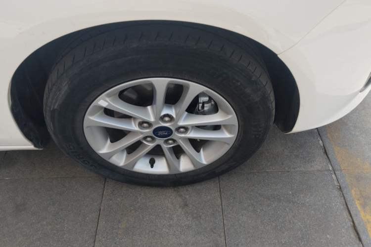 Used Ford Escort 2019 Facelifted 1.5L Automatic ZhiXiang Version (Tire Pressure Monitoring) China V Standard Right Front Wheel Hub