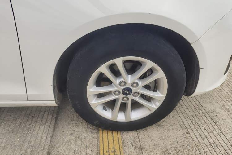 Used Ford Escort 2019 Revised 1.5L Automatic ZhiXiang Version (Tire Pressure Monitoring) China VI Standard Right Front Wheel Hub