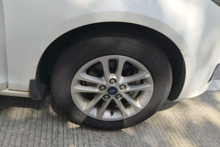 Used Ford Escort 2019 Revised 1.5L Automatic ZhiXiang Version (Tire Pressure Monitoring) China VI Standard Right Front Wheel Hub