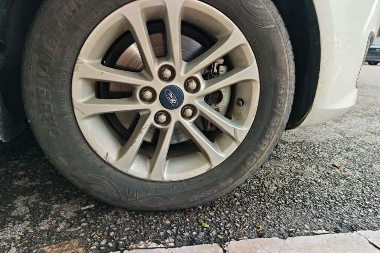 Used Ford Escort 2019 Revised Version 1.5L Manual "Quality Enjoyment" Trim (Tire Pressure Monitoring) China VI Standard Right Front Wheel Hub