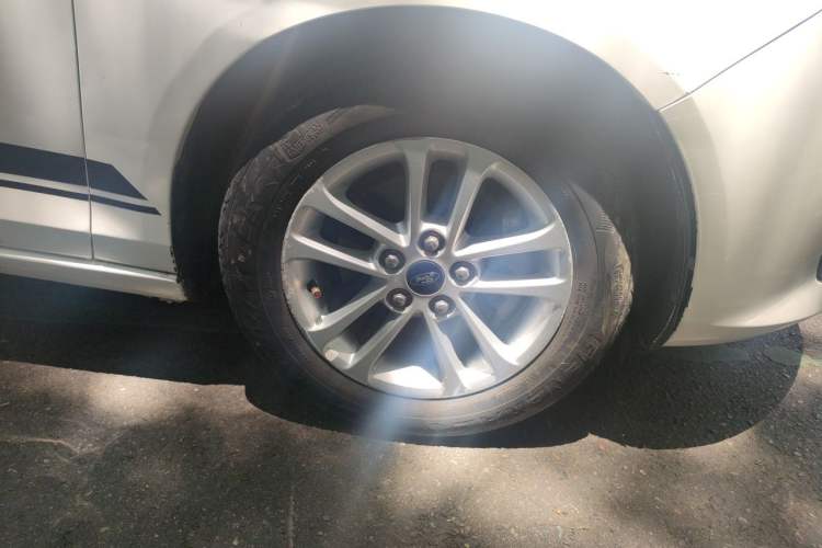 Used Ford Escort 2019 Revised 1.5L Automatic ZhiXiang Version (Tire Pressure Monitoring) China VI Standard Right Front Wheel Hub