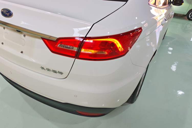 Used Ford Escort 2019 Revised 1.5L Automatic ZhiXiang Version (Tire Pressure Monitoring) China VI Standard Right Rear Taillight