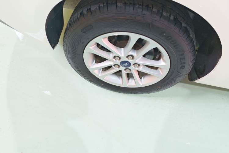 Used Ford Escort 2019 Revised 1.5L Automatic ZhiXiang Version (Tire Pressure Monitoring) China VI Standard Right Rear Wheel Hub