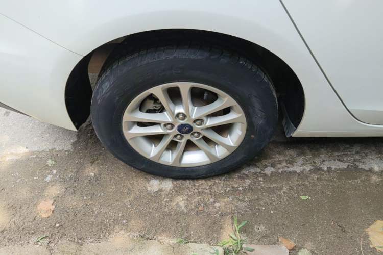 Used Ford Escort 2019 Revised 1.5L Automatic ZhiXiang Version (Tire Pressure Monitoring) China VI Standard Right Rear Wheel Hub