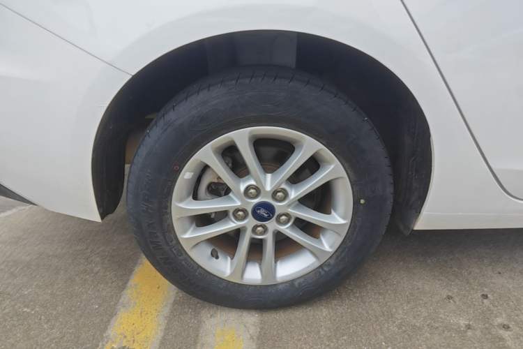 Used Ford Escort 2019 Revised 1.5L Automatic ZhiXiang Version (Tire Pressure Monitoring) China VI Standard Right Rear Wheel Hub