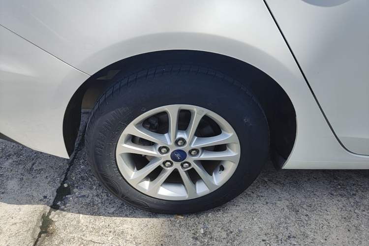 Used Ford Escort 2019 Revised 1.5L Automatic ZhiXiang Version (Tire Pressure Monitoring) China VI Standard Right Rear Wheel Hub