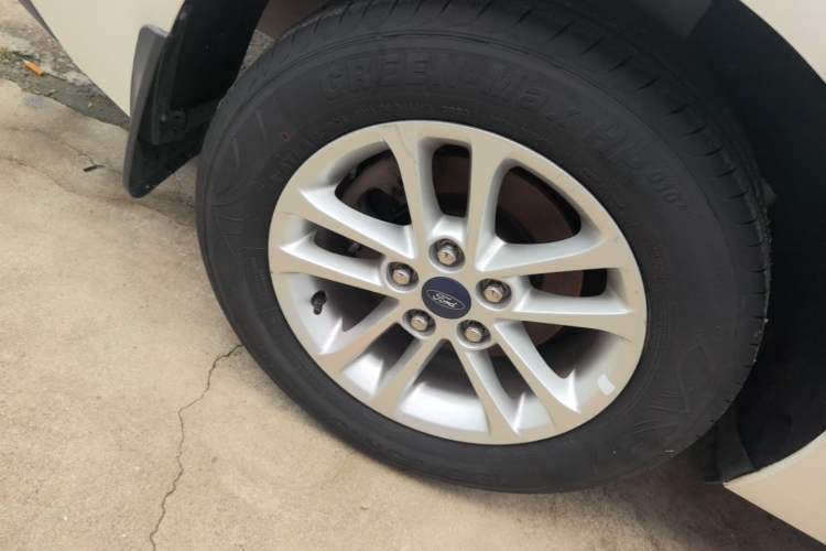 Used Ford Escort 2019 Revised 1.5L Automatic ZhiXiang Version (Tire Pressure Monitoring) China VI Standard Right Rear Wheel Hub