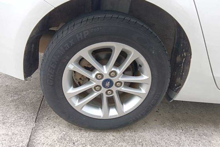 Used Ford Escort 2019 Revised Version 1.5L Manual "Quality Enjoyment" Trim (Tire Pressure Monitoring) China VI Standard Right Rear Wheel Hub
