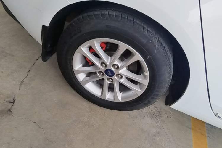 Used Ford Escort 2019 Revised Version 1.5L Manual "Quality Enjoyment" Trim (Tire Pressure Monitoring) China VI Standard Right Rear Wheel Hub