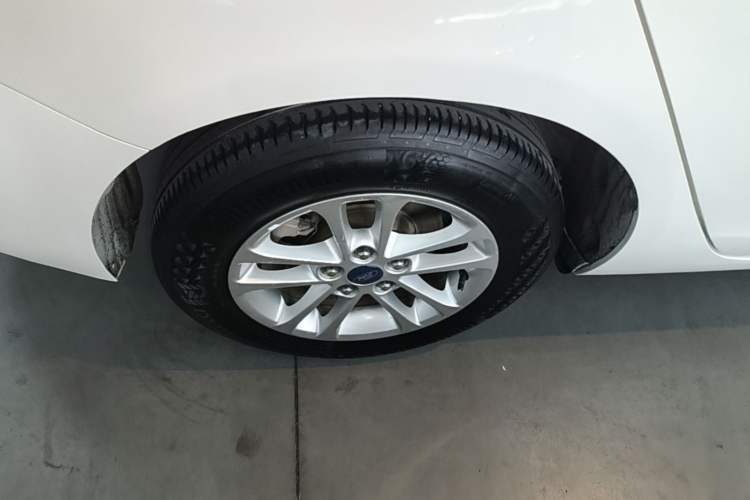 Used Ford Escort 2019 Revised Version 1.5L Manual "Quality Enjoyment" Trim (Tire Pressure Monitoring) China VI Standard Right Rear Wheel Hub
