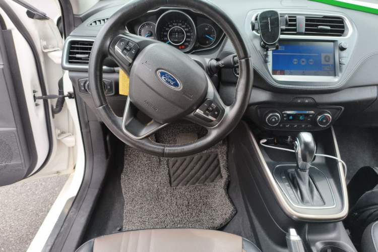 Used Ford Escort 2019 EcoBoost 125 Automatic Luxury Edition Steering Wheel