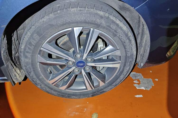 Used Ford Escort 2021 1.5L Automatic Diamond Edition Right Front Wheel Hub