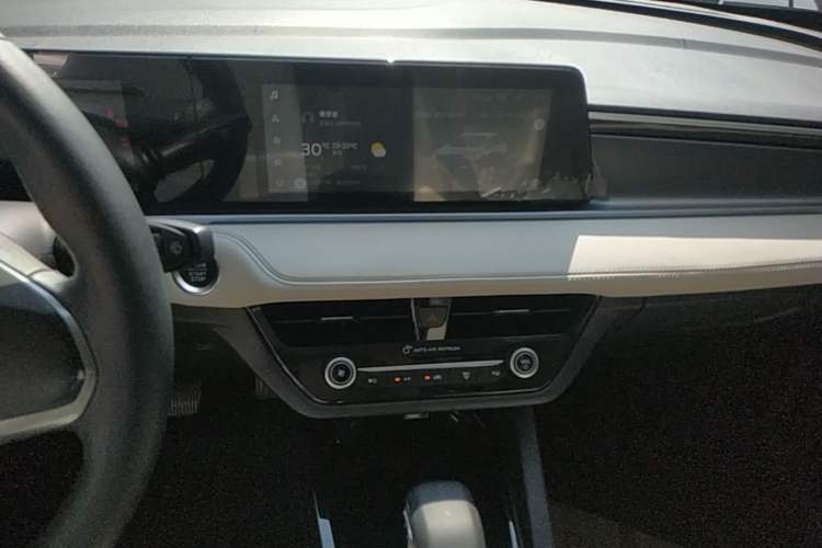Used Ford Escort 2021 1.5L Automatic Diamond Edition Audio And AC Panel