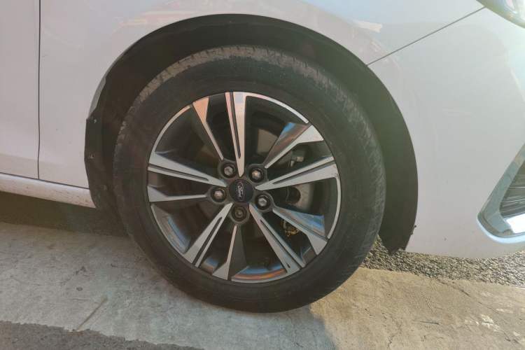 Used Ford Escort 2021 1.5L Automatic Diamond Edition Right Front Wheel Hub