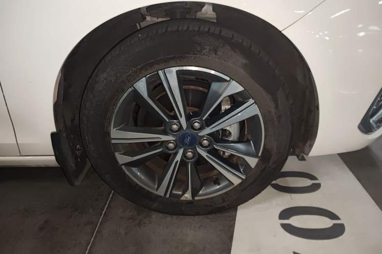 Used Ford Escort 2021 1.5L Automatic Diamond Edition Right Front Wheel Hub
