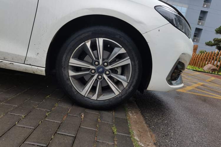 Used Ford Escort 2021 1.5L Automatic Diamond Edition Right Front Wheel Hub