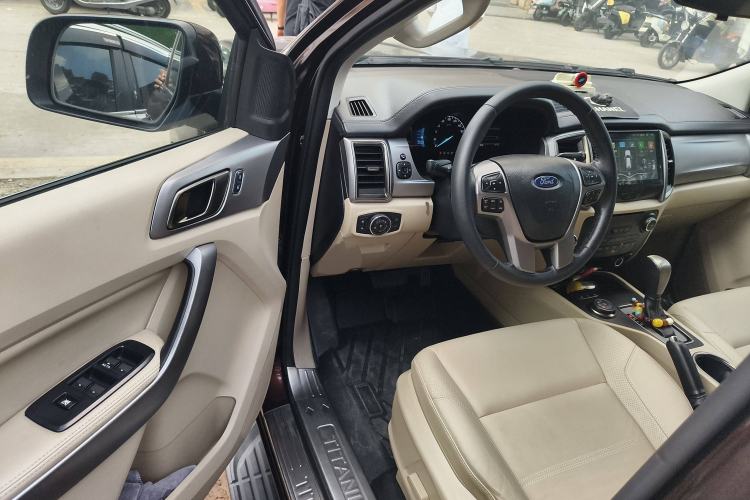 Used Ford Everest 2016 2.0T Gasoline Automatic 4x4 Luxury Edition Interior 3