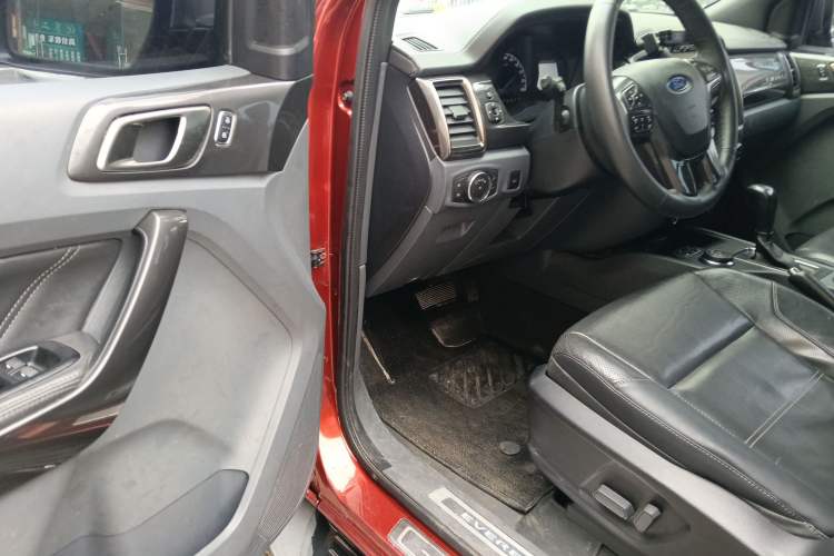 Used Ford Everest 2016 2.0T Gasoline Automatic 4x4 Flagship Edition Interior 3