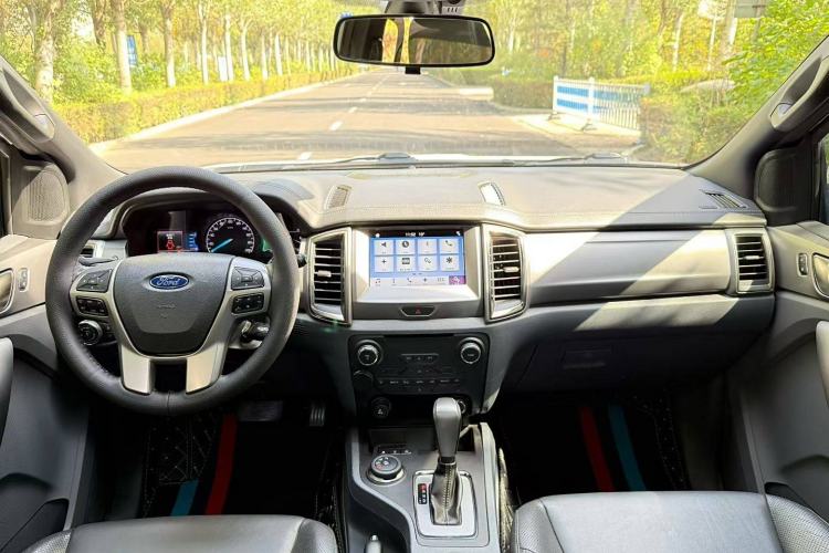Used Ford Everest 2017 2.0T Gasoline Automatic 4x4 Luxury Edition 7 Seats Interior 1
