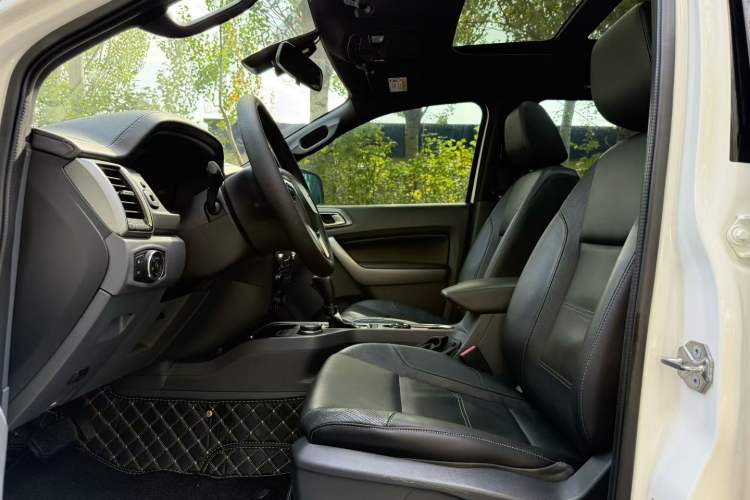 Used Ford Everest 2017 2.0T Gasoline Automatic 4x4 Luxury Edition 7 Seats Interior 2
