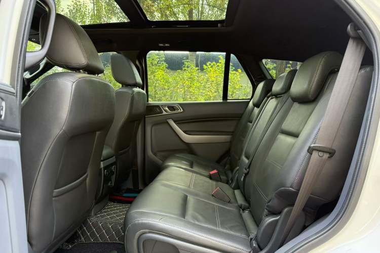 Used Ford Everest 2017 2.0T Gasoline Automatic 4x4 Luxury Edition 7 Seats Interior 3