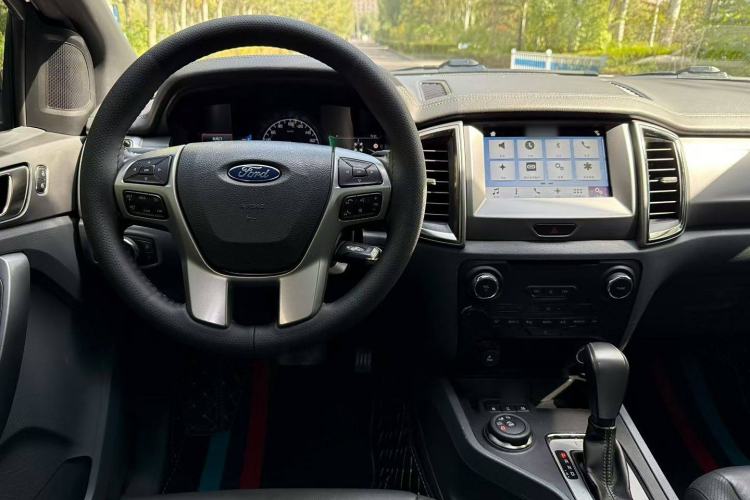 Used Ford Everest 2017 2.0T Gasoline Automatic 4x4 Luxury Edition 7 Seats Interior 4