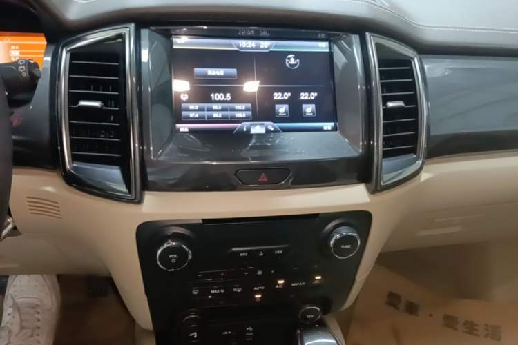 Used Ford Everest 2016 2.0T Gasoline Automatic 4x4 Flagship Edition Audio And AC Panel