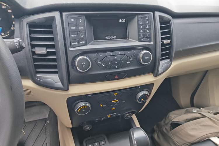Used Ford Everest 2016 2.0T Gasoline Automatic 4x4 Elite Edition Audio And AC Panel
