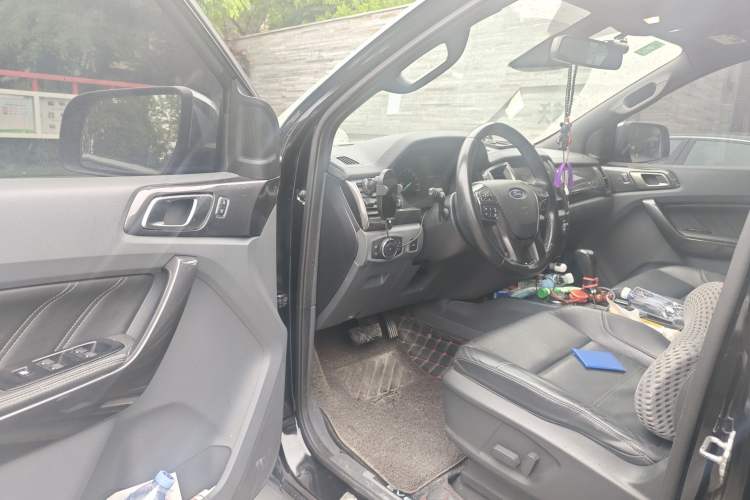 Used Ford Everest 2016 2.0T Gasoline Automatic 4x4 Flagship Edition Interior 3