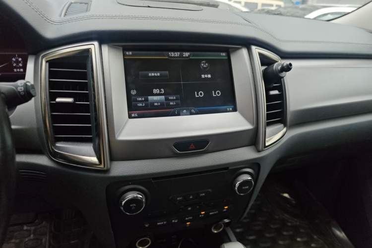 Used Ford Everest 2016 2.0T Gasoline Automatic 4x4 Luxury Edition Audio And AC Panel