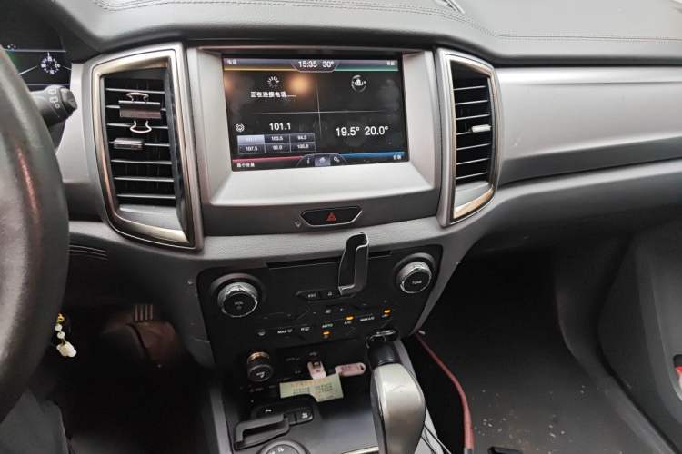 Used Ford Everest 2016 2.0T Gasoline Automatic 4x4 Luxury Edition Audio And AC Panel