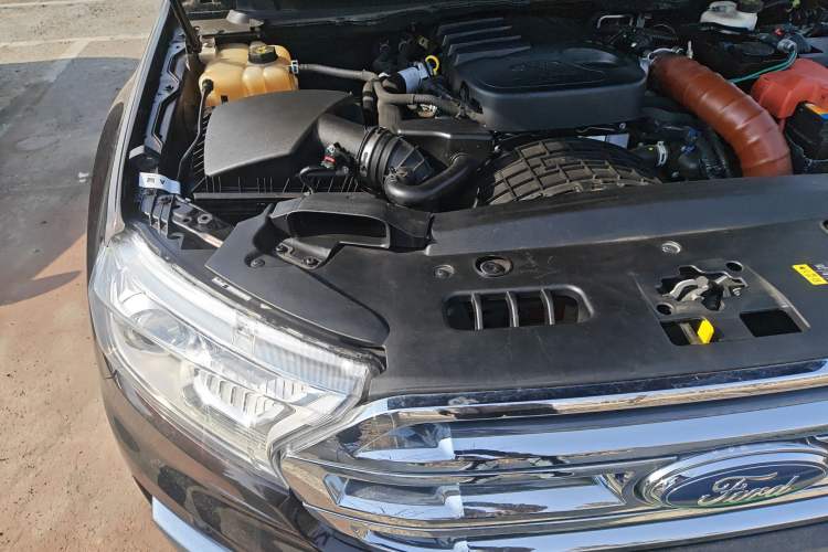 Used Ford Everest 2016 2.2T Diesel Manual 4x4 Luxury Edition Engine Bay Right