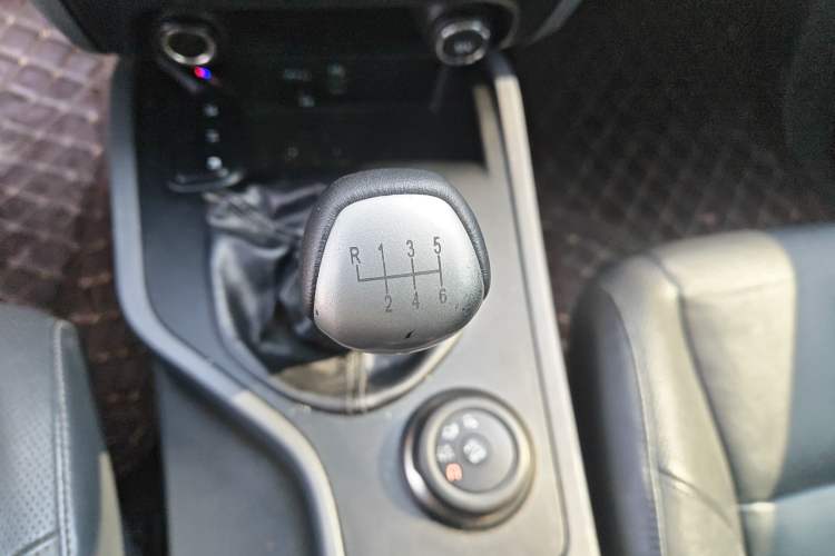 Used Ford Everest 2016 2.2T Diesel Manual 4x4 Luxury Edition Gear Lever