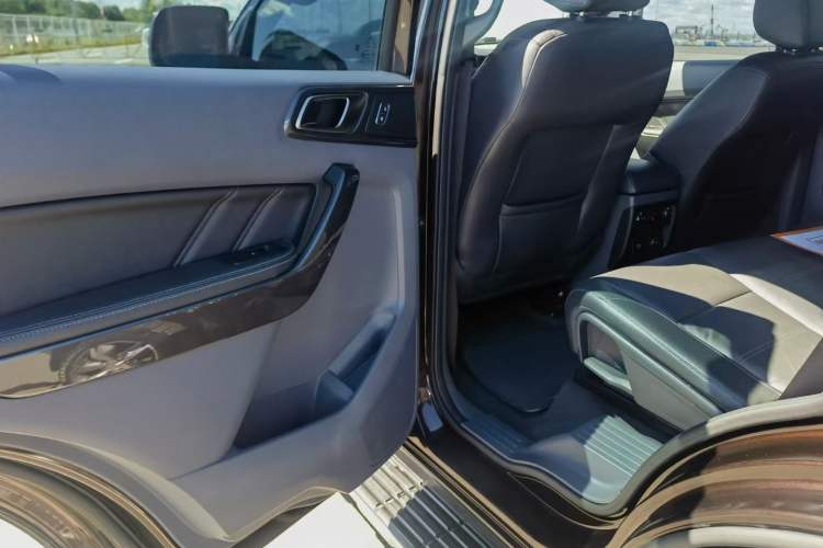 Used Ford Everest 2016 2.0T Gasoline Automatic 4x4 Flagship Edition Interior 8