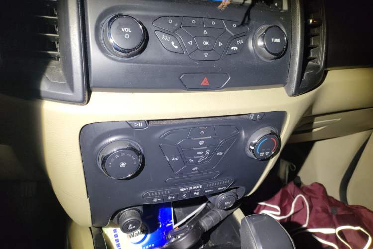 Used Ford Everest 2016 2.0T Gasoline Automatic 4x4 Elite Edition Audio And AC Panel