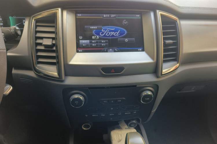 Used Ford Everest 2016 2.0T Gasoline Automatic Two-Wheel Drive Luxury Edition Audio And AC Panel