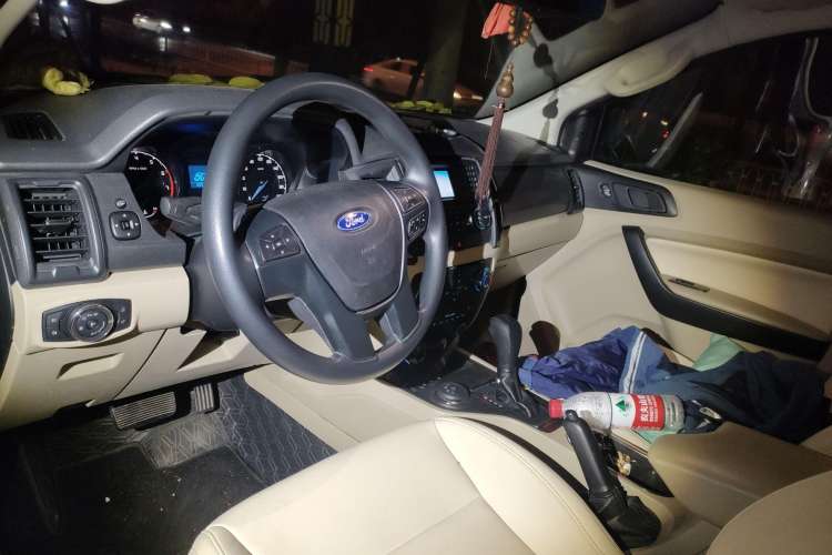 Used Ford Everest 2016 2.0T Gasoline Automatic 4x4 Elite Edition Center Console
