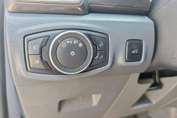 Used Ford Everest 2016 2.0T Gasoline Automatic 4x4 Flagship Edition Interior 4