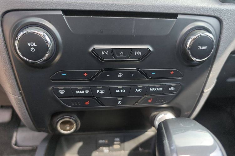 Used Ford Everest 2016 2.0T Gasoline Automatic 4x4 Flagship Edition Interior 8