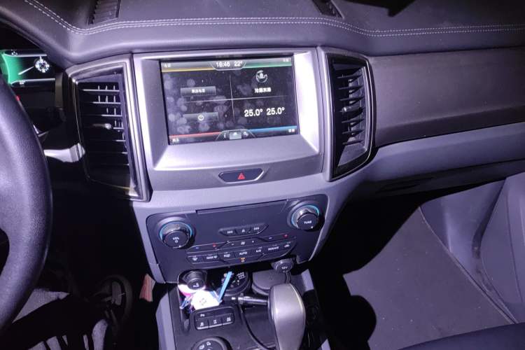 Used Ford Everest 2016 2.0T Gasoline Automatic 4x4 Luxury Edition Audio And AC Panel