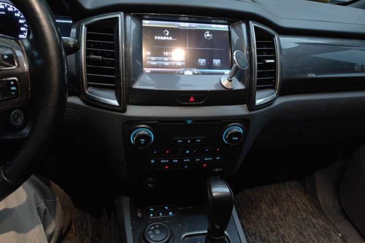 Used Ford Everest 2016 2.0T Gasoline Automatic 4x4 Flagship Edition Audio And AC Panel