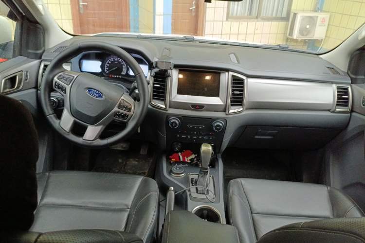 Used Ford Everest 2016 2.0T Gasoline Automatic 4x4 Luxury Edition Center Console