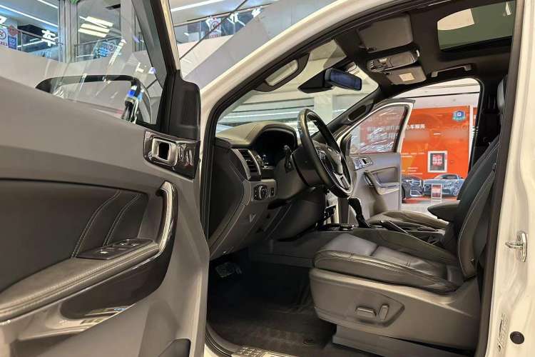 Used Ford Everest 2016 2.0T Gasoline Automatic 4x4 Flagship Edition Interior 2