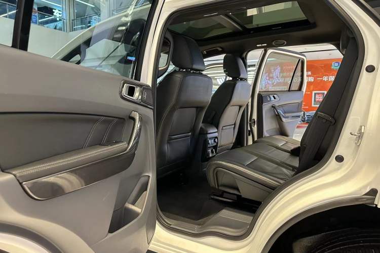 Used Ford Everest 2016 2.0T Gasoline Automatic 4x4 Flagship Edition Interior 3