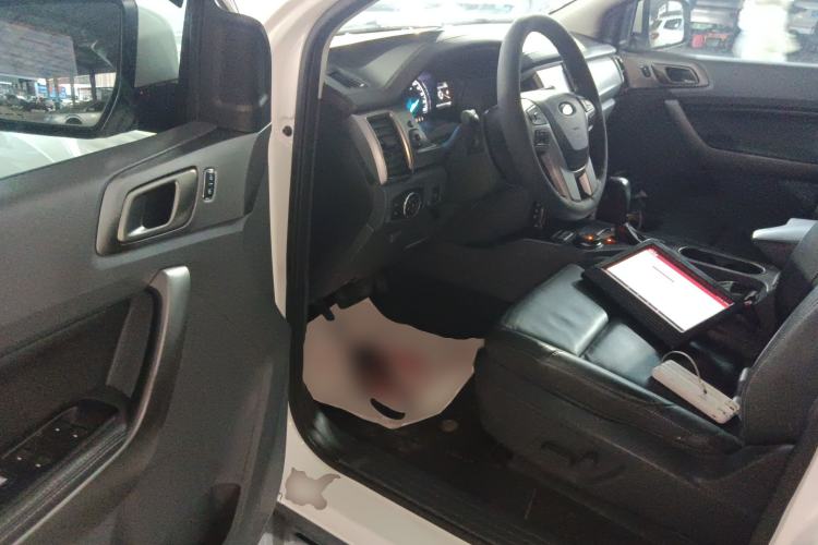 Used Ford Everest 2016 2.0T Gasoline Automatic 4x4 Luxury Edition Interior 3